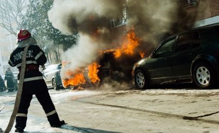 O maşină a ars complet pe o stradă din Bucureşti