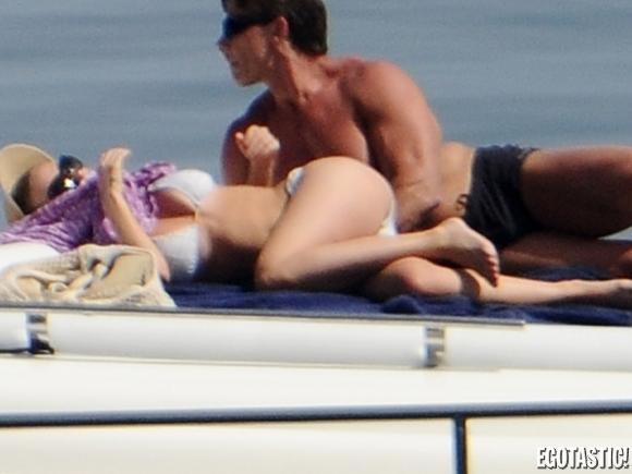 Actriţă cu pofte fierbinţi, pe &quot;iahtul iubirii&quot;. Noroc că stătea pe lângă ea un domn misterios, care a liniştit-o imediat 156192