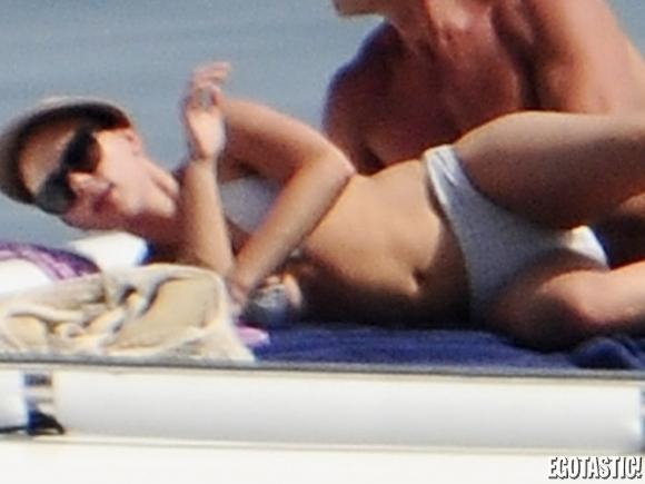 Actriţă cu pofte fierbinţi, pe &quot;iahtul iubirii&quot;. Noroc că stătea pe lângă ea un domn misterios, care a liniştit-o imediat 156193