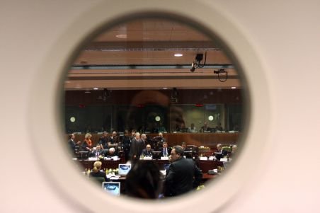 Pronunţarea pe legea privind reprezentarea României la UE, amânată de magistraţii CCR pentru 19 septembrie