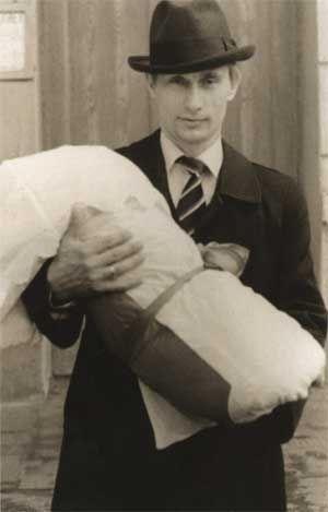 Imagini rare din viaţa celui mai puternic om al lumii. Cum arătau părinţii lui şi cum a apărut în ziua nunţii 156496