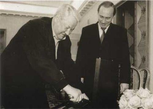 Imagini rare din viaţa celui mai puternic om al lumii. Cum arătau părinţii lui şi cum a apărut în ziua nunţii 156499