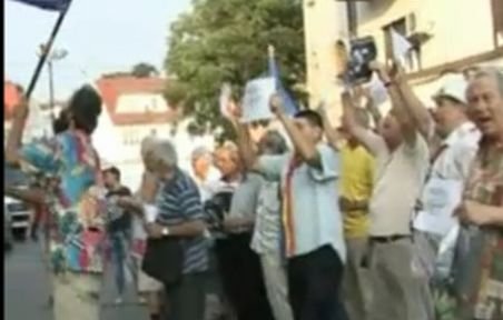 Protest în faţa sediului de campanie al lui Băsescu: &quot;Dacă te ţine, baie de mulţime&quot;