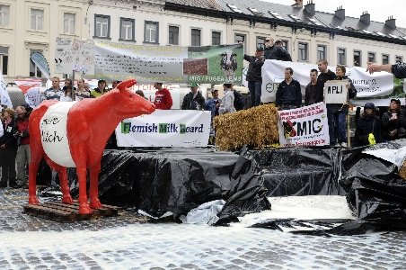 Protest inedit al fermierilor la Bruxelles. Au defilat cu tractoarele şi au vărsat lapte pe trotuar