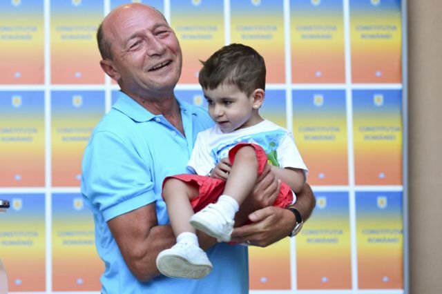Ca-n &quot;vremurile bune&quot;. Cine este copilul pe care Băsescu l-a ţinut în braţe la început de campanie?