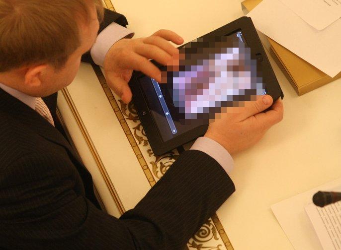 Ce fac politicienii în timpul şedinţelor parlamentare. Când plictiseala e mare, noroc cu iPad-urile 156737