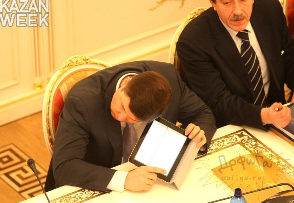 Ce fac politicienii în timpul şedinţelor parlamentare. Când plictiseala e mare, noroc cu iPad-urile 156738