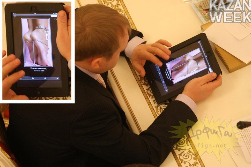 Ce fac politicienii în timpul şedinţelor parlamentare. Când plictiseala e mare, noroc cu iPad-urile 156739