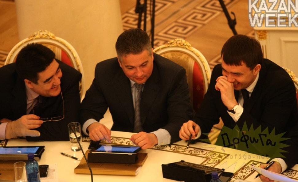 Ce fac politicienii în timpul şedinţelor parlamentare. Când plictiseala e mare, noroc cu iPad-urile 156741