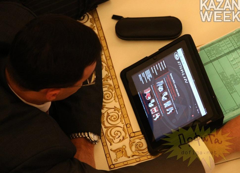 Ce fac politicienii în timpul şedinţelor parlamentare. Când plictiseala e mare, noroc cu iPad-urile 156742