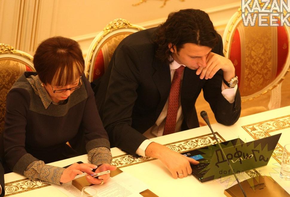 Ce fac politicienii în timpul şedinţelor parlamentare. Când plictiseala e mare, noroc cu iPad-urile 156744