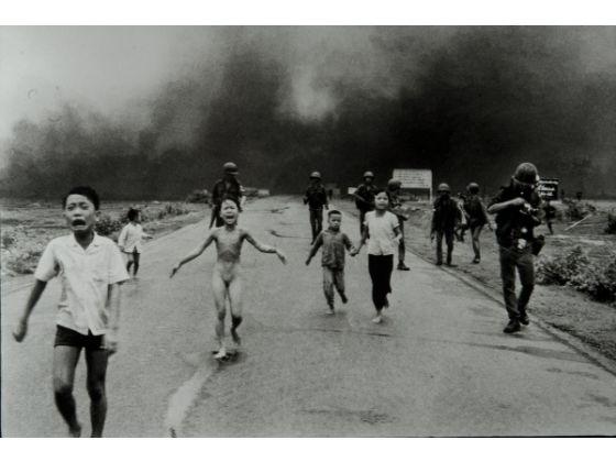 Fotografia tragică ce a oprit un RĂZBOI. Americanii au fost îngenuncheaţi de drama acestei copile 156674