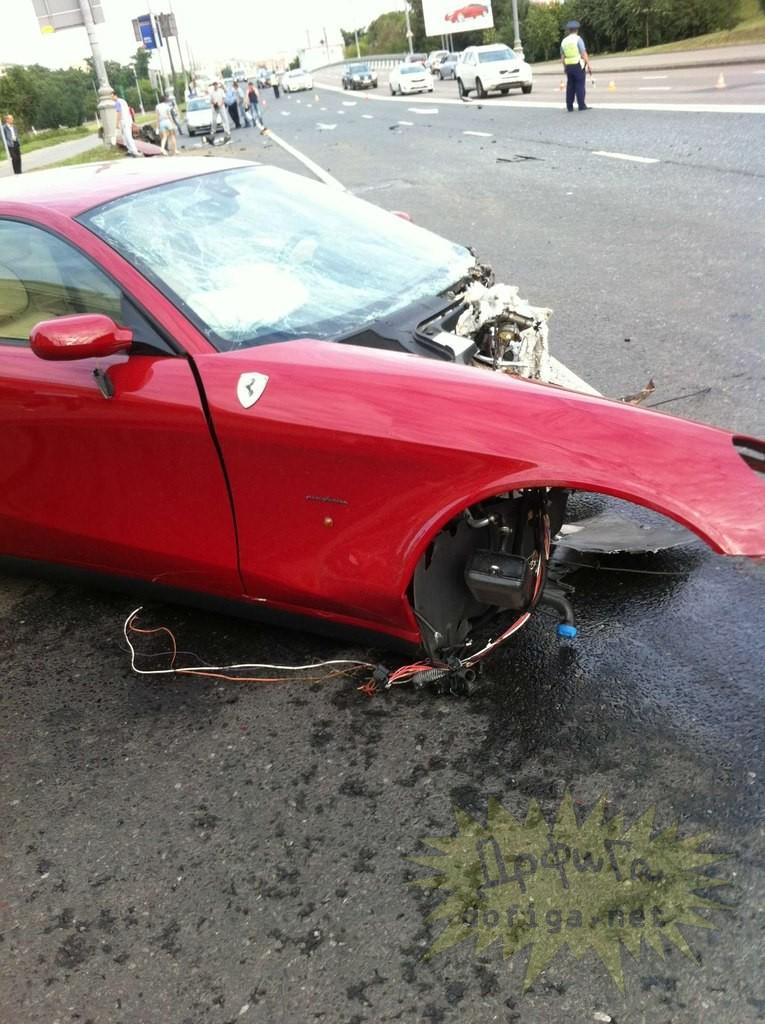 Maşina visurilor oricărui bărbat, implicată într-un accident care i-a îngrozit pe poliţişti. Imagini şocante de la locul tragediei 156640