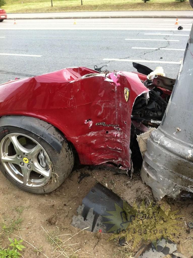 Maşina visurilor oricărui bărbat, implicată într-un accident care i-a îngrozit pe poliţişti. Imagini şocante de la locul tragediei 156645