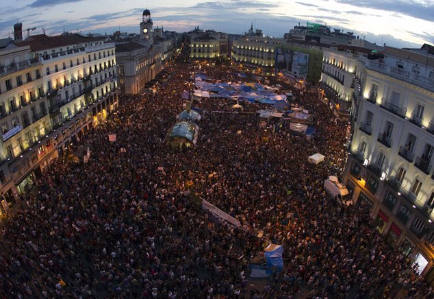 Măsurile de austeritate fără precedent din Spania au scos în stradă zeci de mii de oameni. &quot;Situaţia este foarte gravă&quot;
