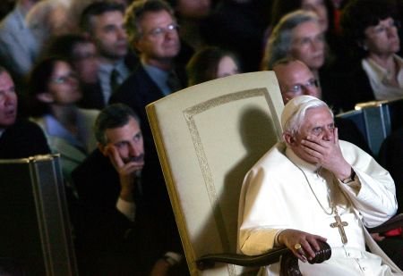 Papa Benedict, umilit în ultimul hal. Fotografiile au scandalizat Vaticanul 