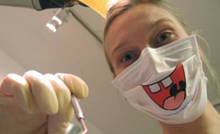 Te temi de vizitele la dentist? Pasta de dinţi care repara cariile vine în ajutorul tău