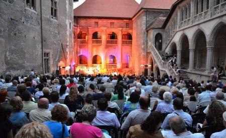 Castelul Corvinilor, gazda celui mai mare festival de muzică clasică din Transilvania. Află programul şi preţurile biletelor 156993