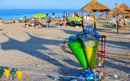 Românii s-au săturat să facă plajă printre gunoaie. Amenzi de miliarde pentru comercianţi