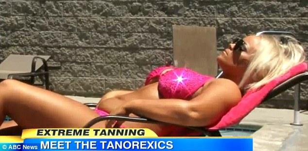 S-a prăjit 10 ani la solar, iar acum arată ca o stafidă. &quot;Nici CANCERUL nu m-ar opri să mă bronzez&quot; 156940