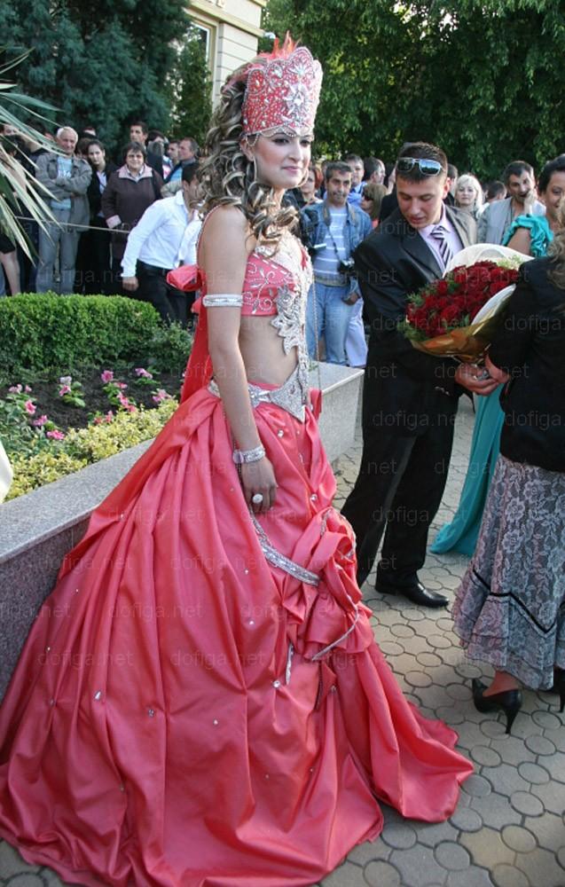 Să fie şi acesta unul din motivele pentru care nu au luat BAC-ul? Ce ţinute au purtat elevii la balul de absolvire 156947