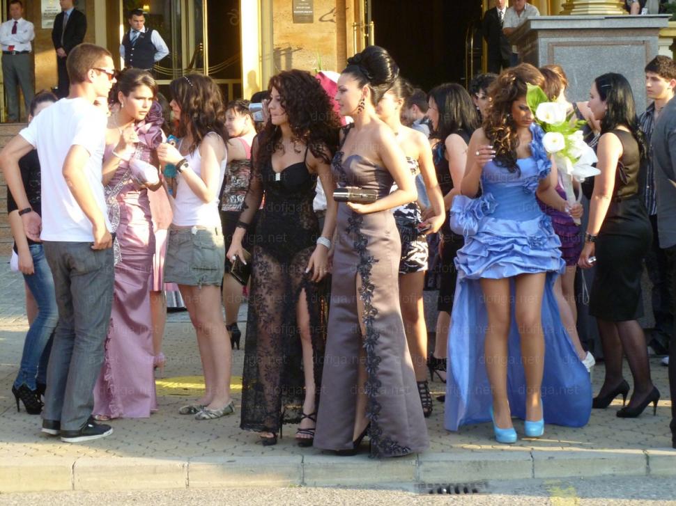 Să fie şi acesta unul din motivele pentru care nu au luat BAC-ul? Ce ţinute au purtat elevii la balul de absolvire 156948