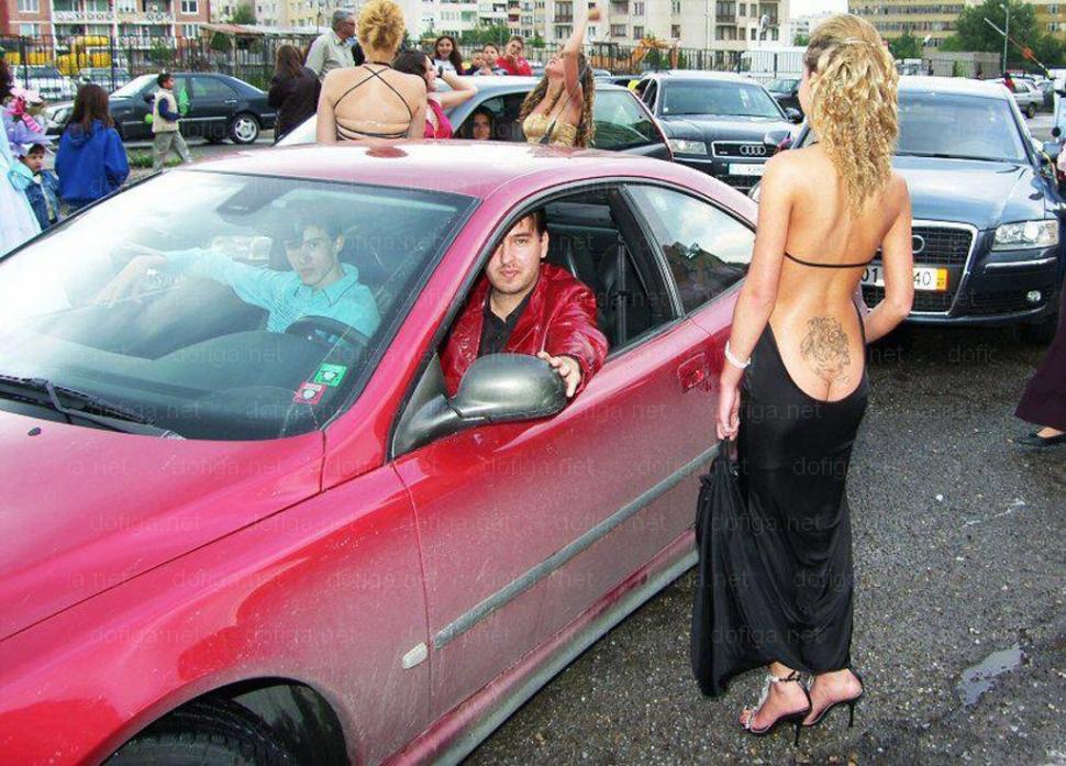 Să fie şi acesta unul din motivele pentru care nu au luat BAC-ul? Ce ţinute au purtat elevii la balul de absolvire 156950