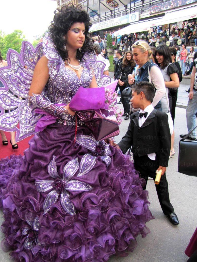 Să fie şi acesta unul din motivele pentru care nu au luat BAC-ul? Ce ţinute au purtat elevii la balul de absolvire 156953