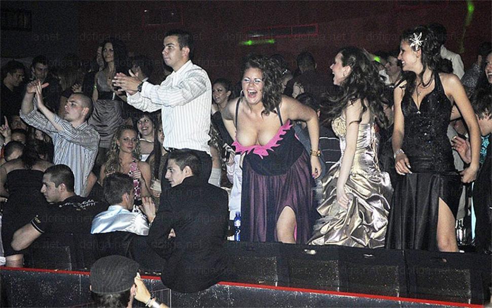 Să fie şi acesta unul din motivele pentru care nu au luat BAC-ul? Ce ţinute au purtat elevii la balul de absolvire 156954