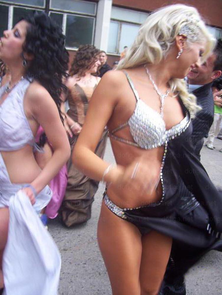 Să fie şi acesta unul din motivele pentru care nu au luat BAC-ul? Ce ţinute au purtat elevii la balul de absolvire 156966