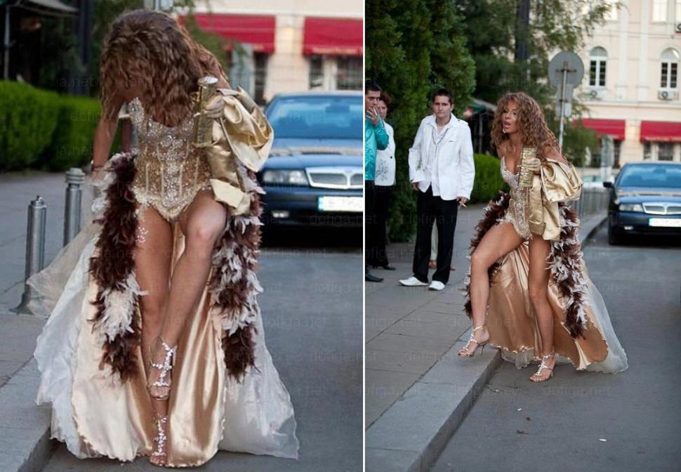 Să fie şi acesta unul din motivele pentru care nu au luat BAC-ul? Ce ţinute au purtat elevii la balul de absolvire 156968