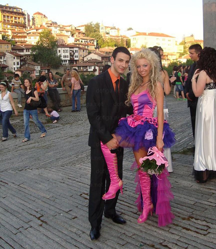 Să fie şi acesta unul din motivele pentru care nu au luat BAC-ul? Ce ţinute au purtat elevii la balul de absolvire 156969