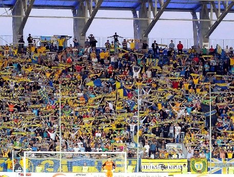 Membrii ai galeriei echipei de fotbal Petrolul Ploieşti nu sunt de acord ca stadionul Ilie Oană să fie închiriat altor echipe