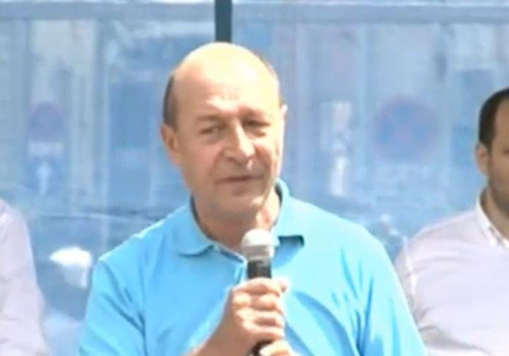 Traian Băsescu a aprins o flacără, pe care a numit-o &quot;flacăra democraţiei&quot;. Aceasta va fi purtată prin ţară până pe 29 iulie