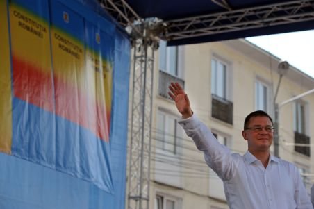 Fostul premier Ungureanu, huiduit în Arad: „MeReU trădător“, „MRU, nu te vrem!“