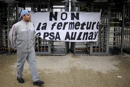 Francois Hollande critică dur decizia Peugeot Citroen de a închide o fabrică din Franţa