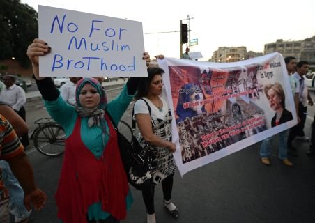 Hillary Clinton, „bombardată“ cu pantofi şi roşii, în Egipt. Manifestanţii au scandat „Monica, Monica“