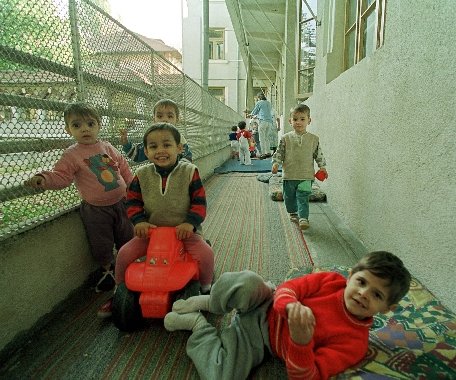 O octogenară britanică strânge fonduri pentru orfelinatele din România