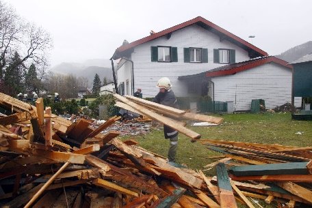Polonia. Furtunile violente de sâmbătă noapte au provocat moartea unei persoane şi rănirea altor zece