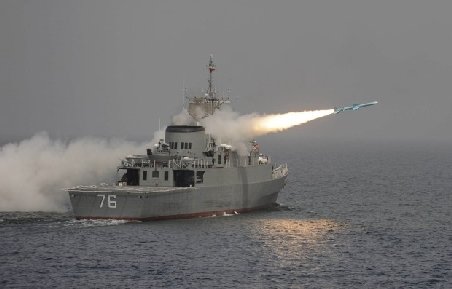 O navă militară americană a distrus o ambarcaţiune mică, în Golful Persic