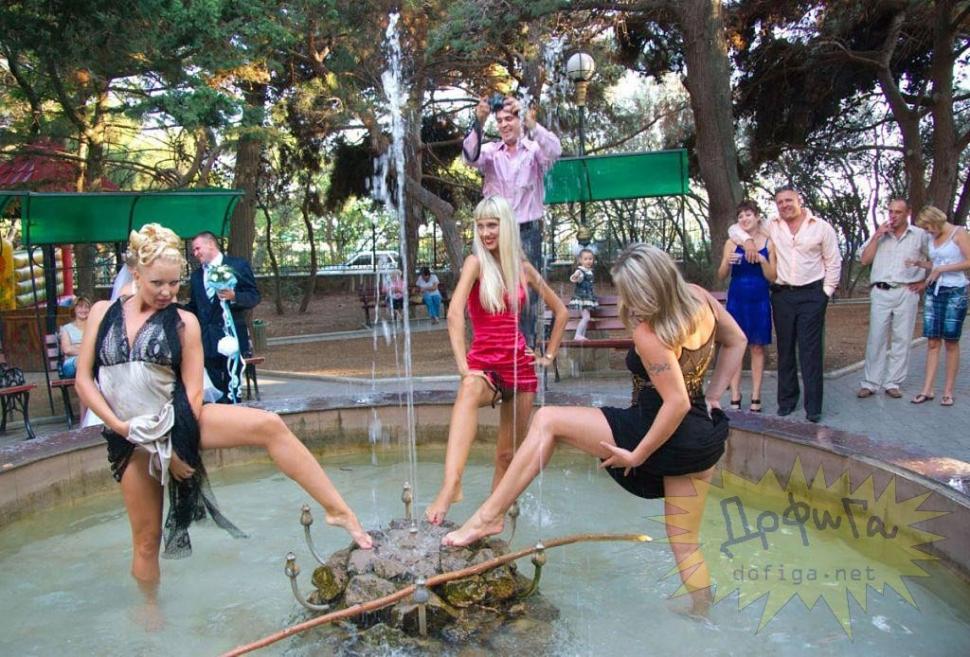 Privirea miresei spune tot. Ce-au făcut prietenele ei la nuntă e de domeniul XXX 157304