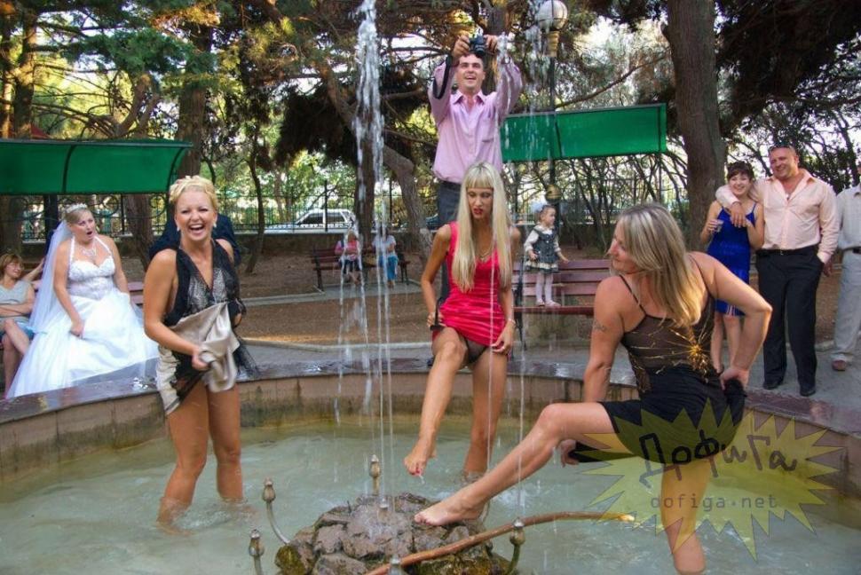 Privirea miresei spune tot. Ce-au făcut prietenele ei la nuntă e de domeniul XXX 157305