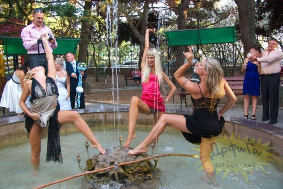 Privirea miresei spune tot. Ce-au făcut prietenele ei la nuntă e de domeniul XXX 157306