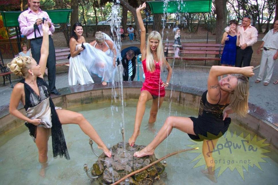 Privirea miresei spune tot. Ce-au făcut prietenele ei la nuntă e de domeniul XXX 157307