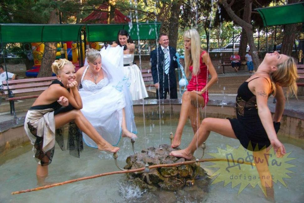 Privirea miresei spune tot. Ce-au făcut prietenele ei la nuntă e de domeniul XXX 157308