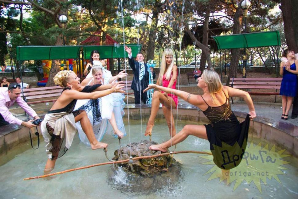 Privirea miresei spune tot. Ce-au făcut prietenele ei la nuntă e de domeniul XXX 157309