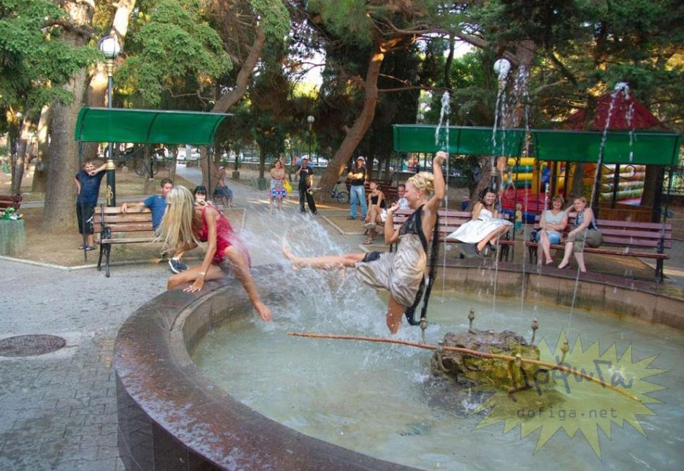 Privirea miresei spune tot. Ce-au făcut prietenele ei la nuntă e de domeniul XXX 157310