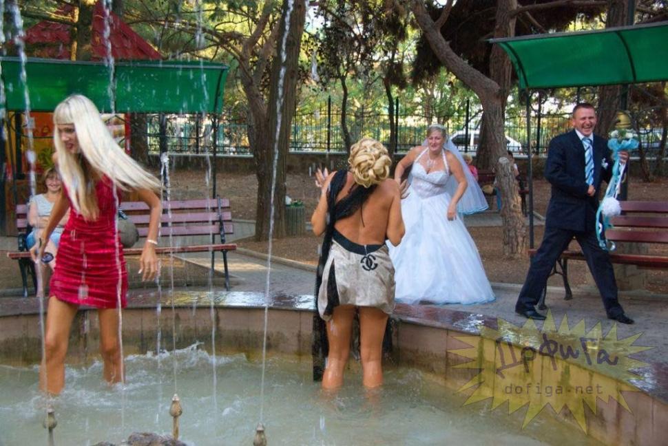 Privirea miresei spune tot. Ce-au făcut prietenele ei la nuntă e de domeniul XXX 157313