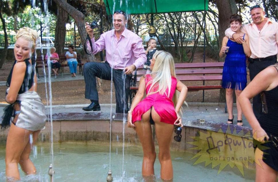 Privirea miresei spune tot. Ce-au făcut prietenele ei la nuntă e de domeniul XXX 157314