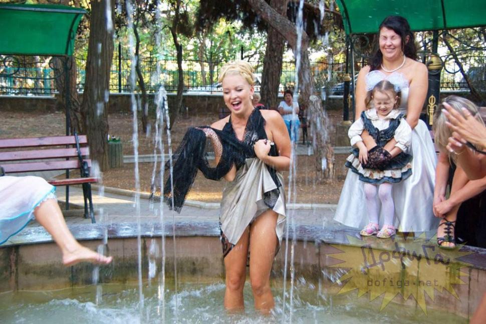 Privirea miresei spune tot. Ce-au făcut prietenele ei la nuntă e de domeniul XXX 157315